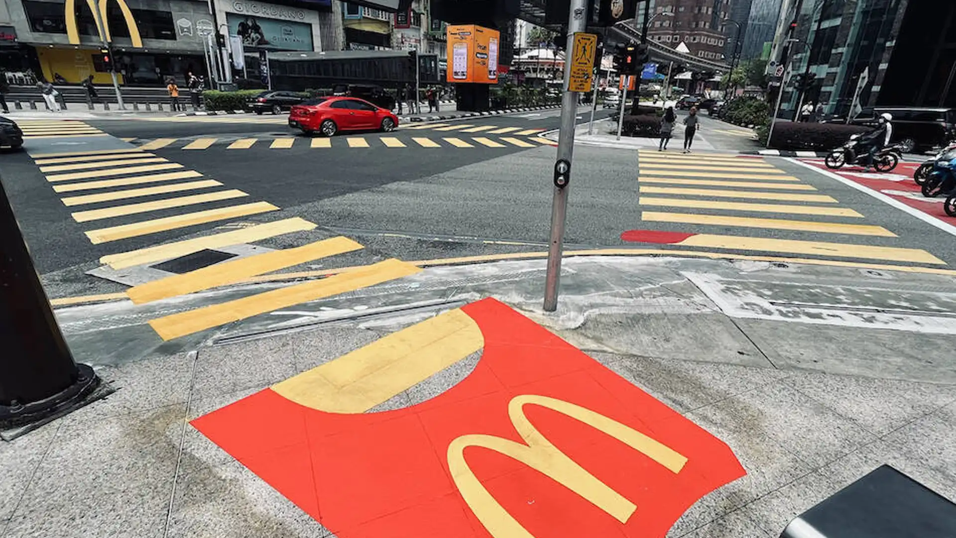 بازاریابی چریکی (گوریلا مارکتینگ) چیست و چگونه اجرا میشود؟ McDonald Guerrilla Marketing