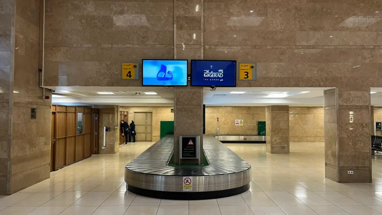 ۱۳ ایده بیلبورد تبلیغاتی دیجیتالی یا ثابت که در فرودگاه‌های ایران فروش را منفجر می‌کند